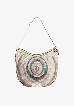 Torba w stylu hobo z wygiętym wierzchem, wykonana z beżowego materiału zdobionego koncentrycznymi okrągłymi wzorami, z zielonymi i czerwonymi akcentami oraz zamek błyskawiczny.