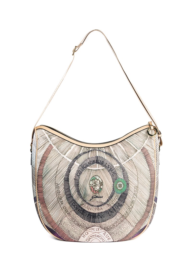 Bolso estilo hobo con parte superior curva, tela beige que presenta patrones circulares concéntricos, acentos en verde y rojo, y cierre con cremallera.