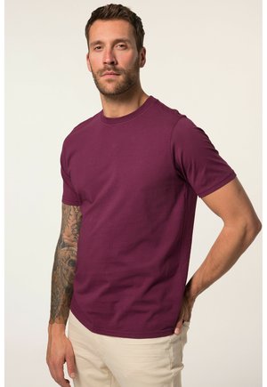 Burgunderfarbiges T-Shirt mit kurzen Ärmeln aus Baumwolle, mit Rundhalskragen und glatter Textur, kombiniert mit hellen Hosen.