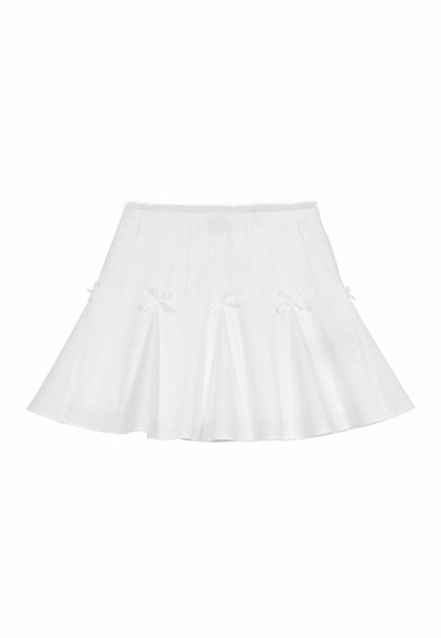 Jupe évasée blanche avec une finition texturée, présentant une taille en dentelle et de petits nœuds sur l'ourlet, créant un design ludique.