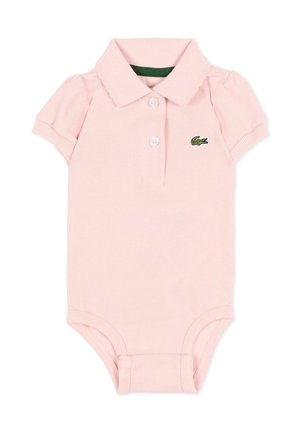 Lichtroze babyrompertje met korte mouwen en kraag, twee knoopjes aan de voorkant en een klein groen krokodillenlogo op de borst.