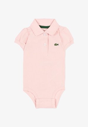 Body neonato rosa chiaro a maniche corte con colletto, due bottoni anteriori e piccolo logo di coccodrillo verde sul petto.