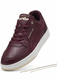 Mørkerød lædersneakers med perforeret tåboks, polstret krave og hvid gummisål. Inkluderer matchende mørkerøde snørebånd og detaljer med guldlogo.
