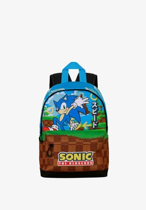 Mochila azul con un gráfico de Sonic the Hedgehog, fondo marrón a cuadros, acentos verdes y un asa superior azul. Texto decorativo incluido.