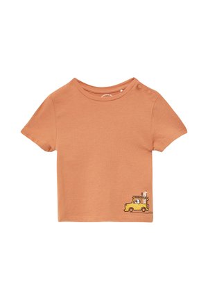 Kurzärmliges, rostorangefarbenes Baumwoll-T-Shirt mit einem kleinen, gestickten gelben Auto und Figuren auf der unteren linken Seite.