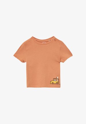 Korte mouwen, roest-oranje katoenen t-shirt met een kleine, geborduurde gele auto met figuren aan de linksonderkant.