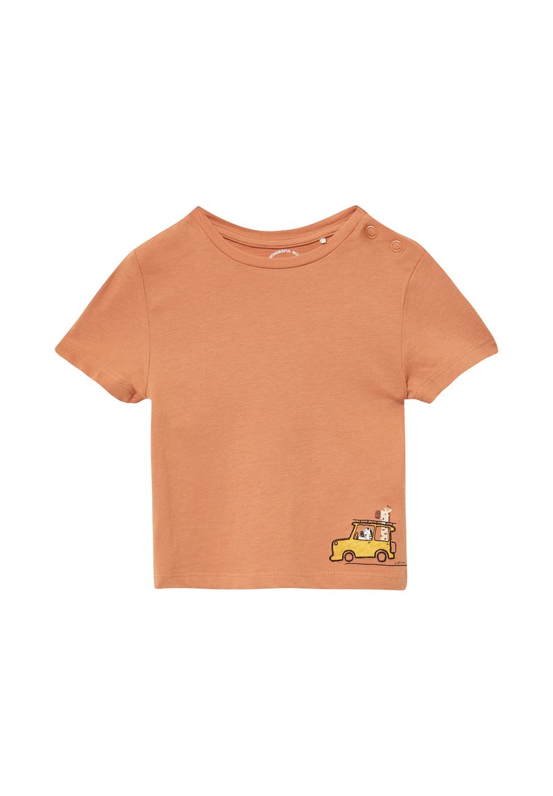 Kurzärmliges, rostorangefarbenes Baumwoll-T-Shirt mit einem kleinen, gestickten gelben Auto und Figuren auf der unteren linken Seite.