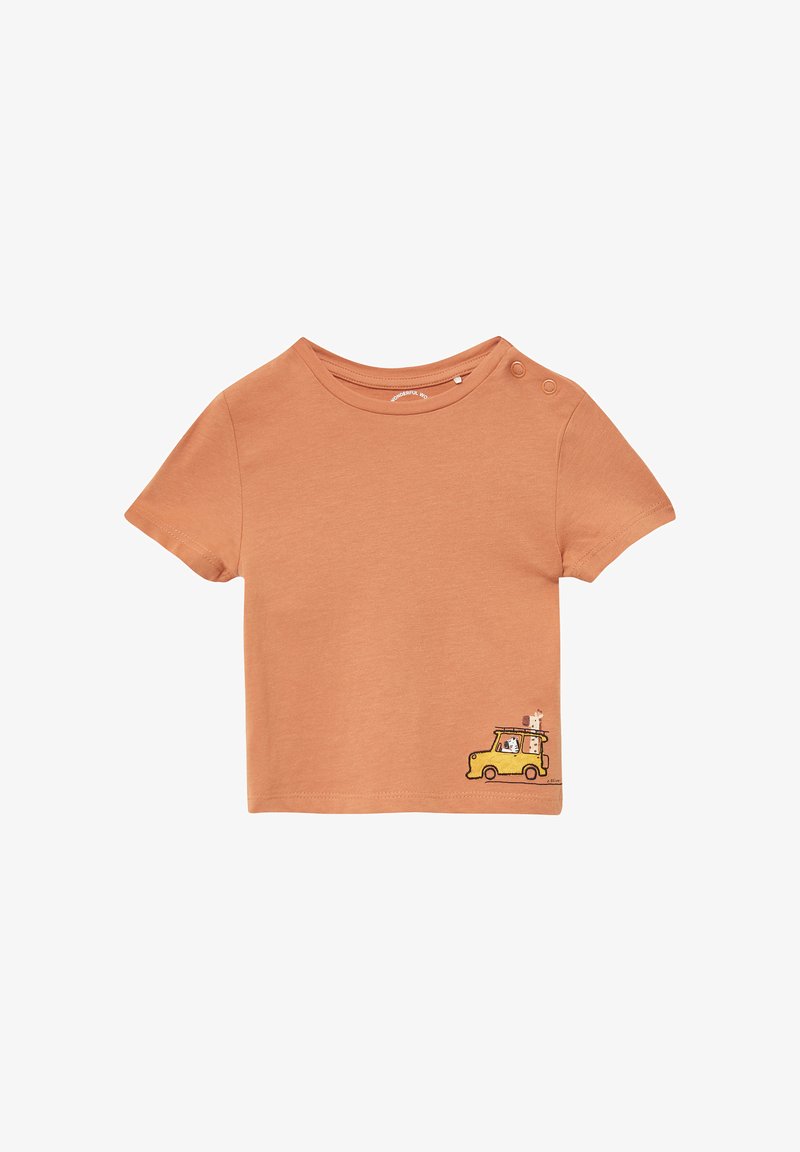 Kurzärmliges, rostorangefarbenes Baumwoll-T-Shirt mit einem kleinen, gestickten gelben Auto und Figuren auf der unteren linken Seite.