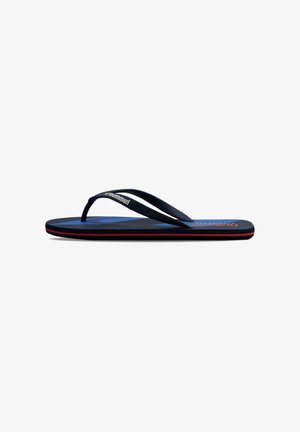 Marineblauwe teenslippers met een gestructureerde zool, dunne banden en een rode accentlijn. Merkenlogo op de band. Geschikt voor casual draag.