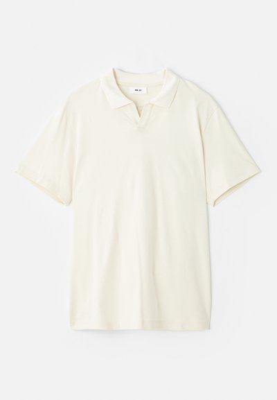 Kremfarget polo skjorte med klassisk krage, korte ermer og en lett v-splitt ved halsåpningen. Glatt tekstur og minimal design.