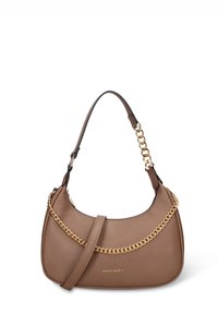 Bruine leren handtas met een gebogen vorm, voorzien van een gouden kettingdetail aan de voorkant. De tas heeft een schouderriem en een gestructureerd oppervlak.