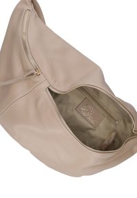 Borsa a mano in pelle beige con superficie testurizzata, dotata di chiusura a zip e rivestimento interno liscio. Include una piccola tasca con zip all'interno.