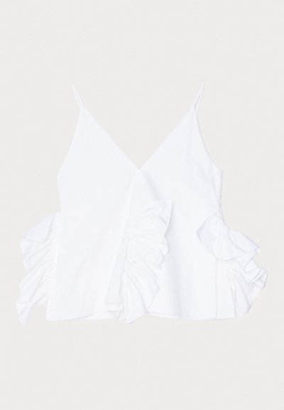 Bijela bezrukavna majica s dubokim V izrezom i nabranim detaljima s obje strane, izrađena od glatke tkanine s urednim završetkom.