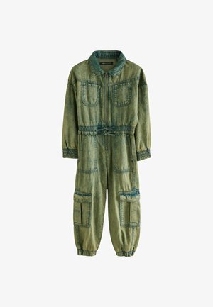 Roheline denimist jumpsuit elastsete mansettide ja vöökohaga, kahe eesmise taskuga ning siniste aktsentidega varrastes. Kanda mustade nööriga saapadega.