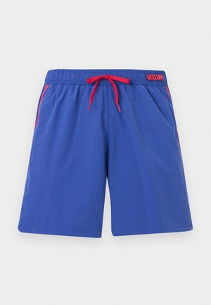 Blå badebukser med elastisk linning, rød snor, røde kantdetaljer på lommene og Moschino-logo øverst til høyre på linningen.