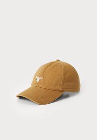 Casquette marron en tissu avec une visière courbée, présentant du texte brodé blanc et un logo en forme de bouclier à l'avant. Texture lisse.