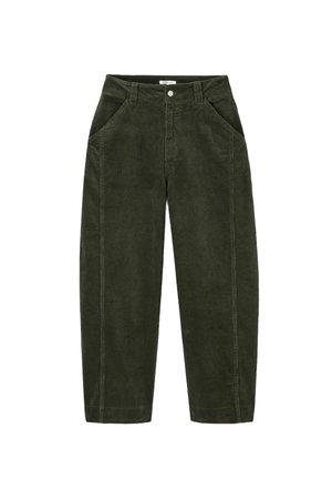 Pantalon en velours côtelé vert avec une coupe à jambes larges, dot�é de deux poches avant et d'une fermeture à bouton à la taille. Texture à côtes verticales.