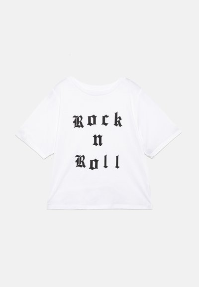 Bílý krátký rukáv tričko s černým gotickým textem vytištěným uprostřed, který zní "ROCK n ROLL." Vyrobeno z měkkého materiálu s volným střihem.