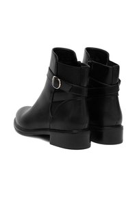 Czarne skórzane botki za kostkę z okrągłym noskiem, niskim obcasem i detalami w postaci klamry z boku. Gładka powierzchnia o minimalistycznym designie oraz elastyczny panel.