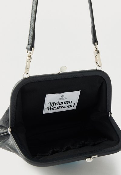 Μαύρη τσάντα χειρός με υφή, κούμπωμα με αγκράφα και υφασμάτινη επένδυση. Διαθέτει ετικέτα με το λογότυπο "Vivienne Westwood" στο εσωτερικό. Περιλαμβάνει λεπτό λουρί.