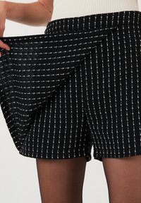 LELA REGULAR FIT - Šorti - black