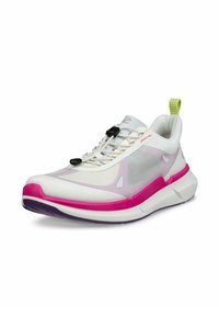 Sneaker leggero con tomaia in rete bianca, dettagli rosa e viola, e design slip-on con lacci elastici e un gancio sul retro.