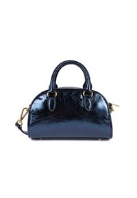 Borsa in pelle verniciata nera con parte superiore arrotondata, due manici superiori, dettagli in metallo dorato e una tracolla rimovibile.