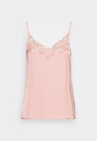 Różowa satynowa koszulka na ramiączkach z cienkimi paskami i falistą koronką wzdłuż dekoltu w kształcie litery V na jednolitym białym tle.