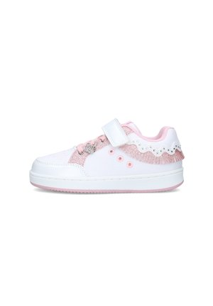 Scarpa da ginnastica per bambini bianca e rosa con accenti rosa glitterati, bordo smerlato con strass, cinturino in velcro e piccolo ciondolo a forma di cuore sui lacci.
