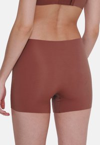 Bruine high-waisted shorts van gladde, rekbare stof, met een minimalistisch ontwerp en naadloze constructie.