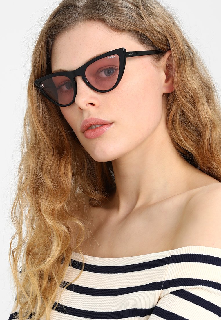 VOGUE Eyewear GIGI HADID - Occhiali da sole - black/pink/nero - Zalando.it
