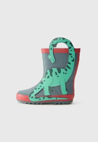 Šedé gumové holínky s červenými akcenty; mají design zeleného dinosaura obtočeného kolem strany. Texturovaná podrážka pro lepší přilnavost.