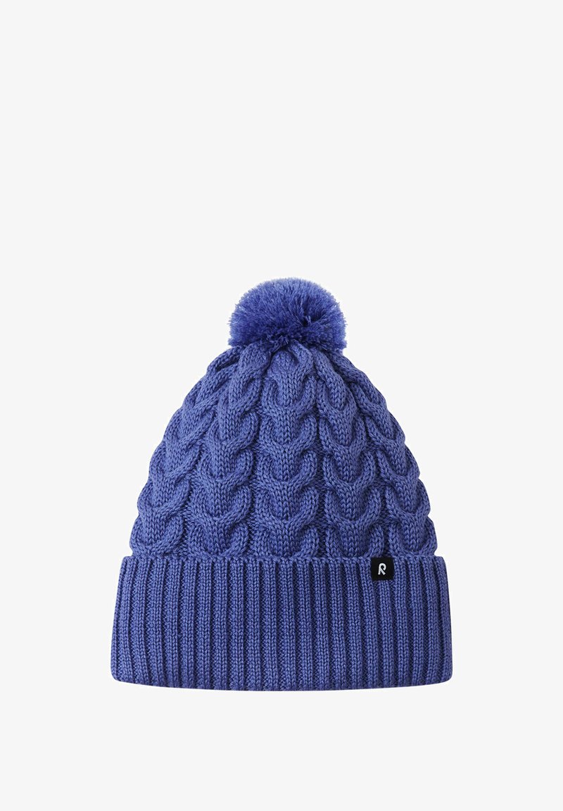 Cappello invernale blu lavorato a maglia con motivo a trecce, bordo a coste, pom-pom sulla parte superiore e un piccolo etichetta nera sul bordo.