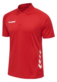 Röd pikétröja i syntetmaterial. Har en krage, två knappar och en vit logotyp med vita accenter på sidan.