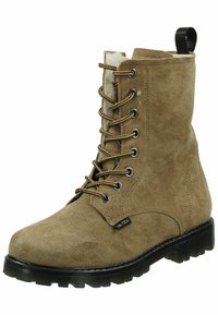 Stivaletto in suede marrone con lacci sulla parte anteriore e occhielli rinforzati. Suola in gomma nera spessa con battistrada testurizzato per una migliore aderenza.