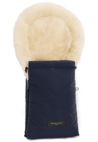 Navyblauwe gevoerde slaapzak met een pluche roomkleurige nepbont voering, voorzien van een rits en een stoffen label aan de onderkant.