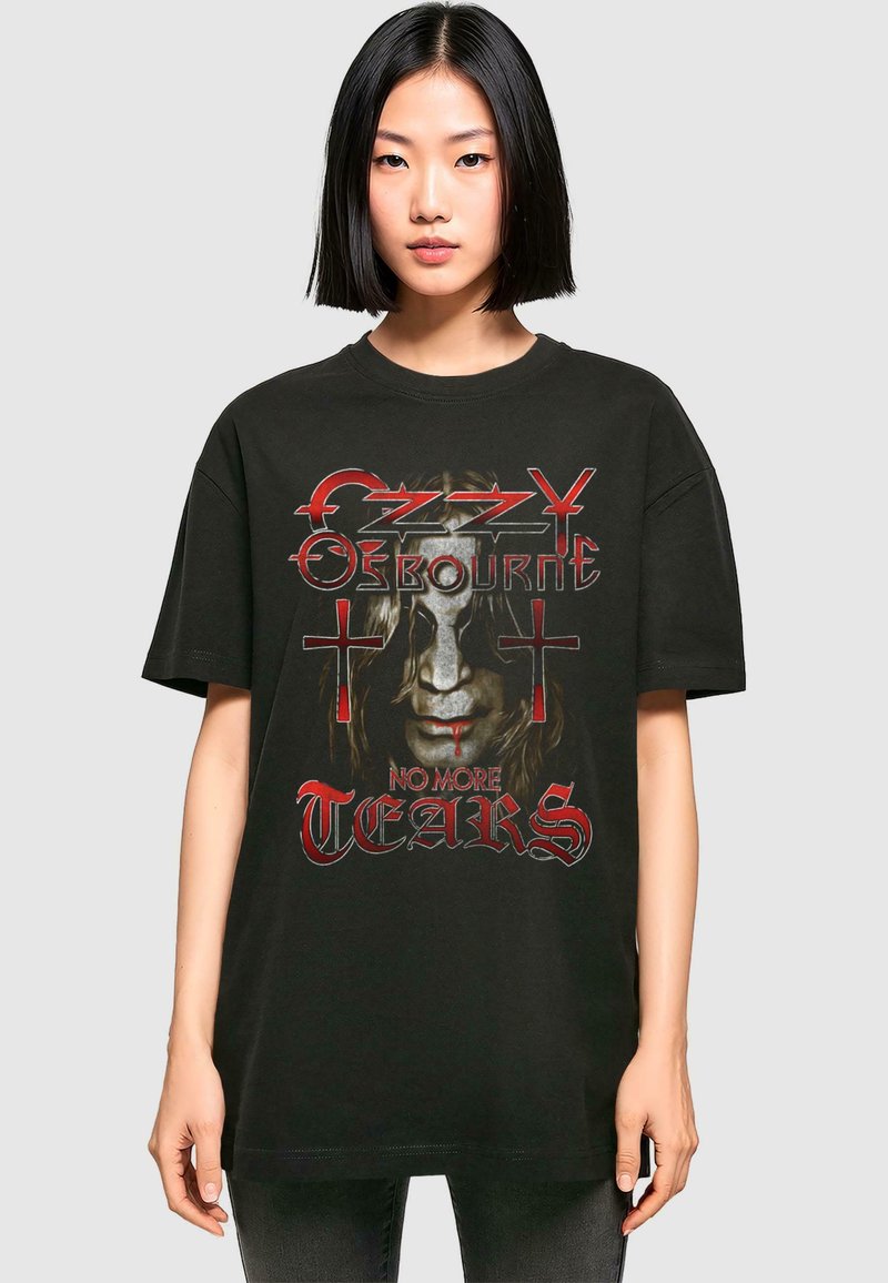 Sort bomulds T-shirt med et centralt grafisk motiv af et ansigt med kors, røde accenter og teksten "Ozzy Osbourne No More Tears."