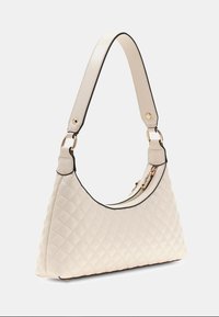 Borsa a tracolla bianca trapuntata con bordi neri, manico curvo e accessori dorati. Presenta un compartimento con zip e una superficie strutturata.