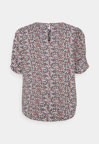 Blusa floral con mangas cortas abullonadas, fondo negro, flores vibrantes en tonos rosa y azul, detalle de apertura en la parte posterior y diseño de corte relajado.