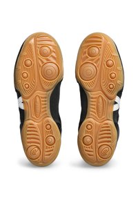 Scarpe da ginnastica nere con una suola intermedia testurizzata e suole in gomma color miele caratterizzate da modelli di grip circolari e orizzontali.