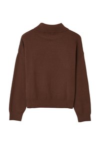 Maglione marrone lavorato a maglia con collo alto, vestibilità ampia, spalle scese e orlo a coste. Tessuto morbido, design minimale senza ornamenti.