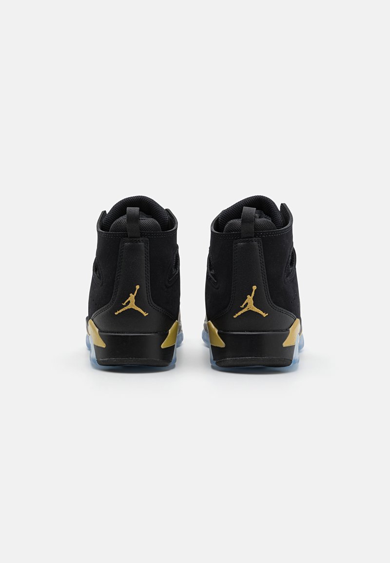 Zapatillas altas negras con detalles en dorado, parte superior de ante texturizado y suela de goma transparente. Logo de Jumpman visible en el talón.