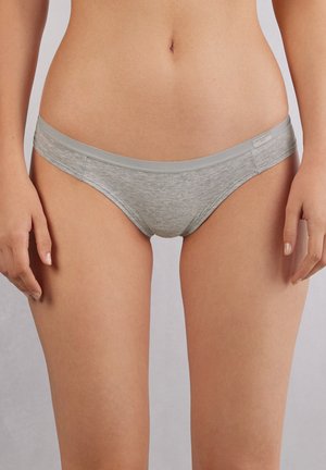 Grijze katoenen bikini slip met een zachte elastische tailleband, voorzien van een label aan de zijkant, met een eenvoudig, minimalistisch ontwerp.