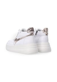 Weiße Leder-Sneaker mit einer dicken Plattformsohle, die an der Ferse und an der Seite mit einem strukturierten Schlangenmotiv verziert sind, um zusätzliche Details zu bieten.
