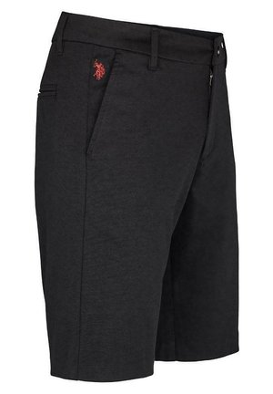 Czarne szorty wykonane z teksturowanej tkaniny, z czerwonym logo na przodzie, skośnymi bocznymi kieszeniami oraz zamkiem błyskawicznym i zapięciem na guzik.