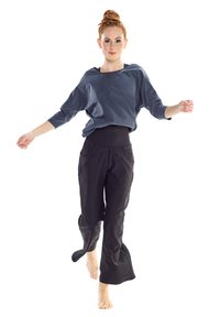 Lässiges, navyblaues Oberteil mit weitem Ausschnitt und langen Ärmeln, kombiniert mit schwarzen, hochgeschnittenen Hosen mit Taschen und weichem Stoff.