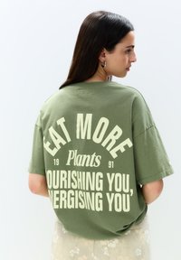 PULL&BEAR - TOMATO GRAPHIC - T-shirt imprimé - green Image miniature 1