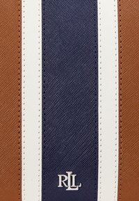 Lauren Ralph Lauren STRIPED LEATHER MEDIUM DANNI BAG - Ručna torba - tan/soft white/navy