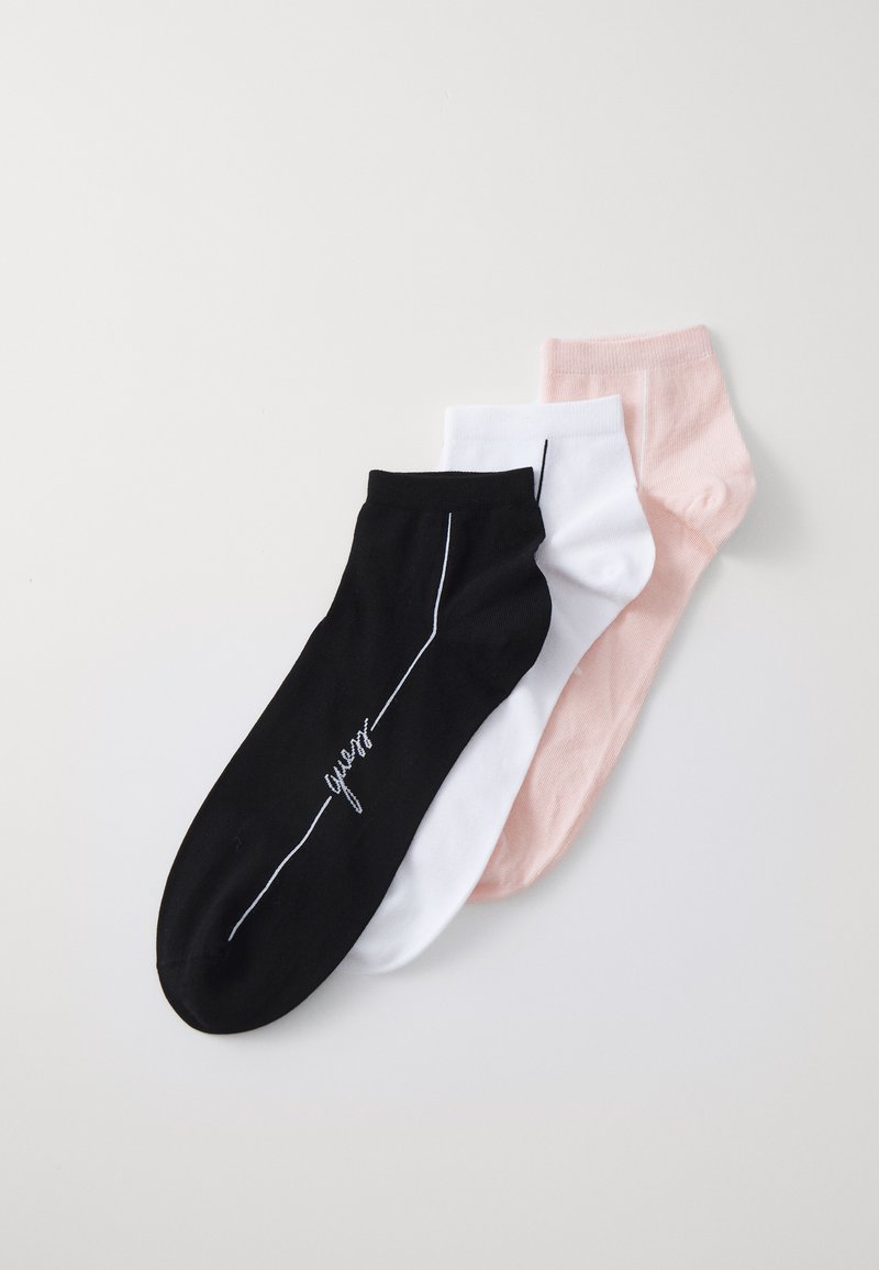 Tre par ankelstrømper i sort, hvid og pink. Hver strømpe har en blød tekstur og har en kontrastlinje samt logodetaljer.