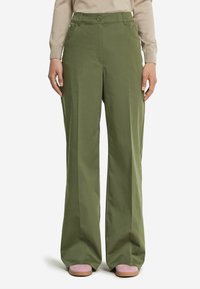 Gröna vida byxor i slät tyg. Har en framknäppning, sidofickor och en ren, strukturerad design.